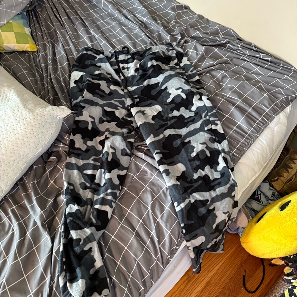 Faded Glory Black and Gray Camo Joggers